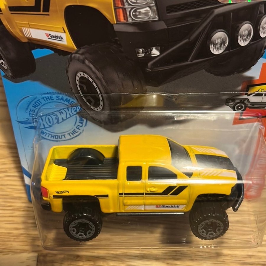 Hot Wheels Chevy Silverado Off Road 2/10