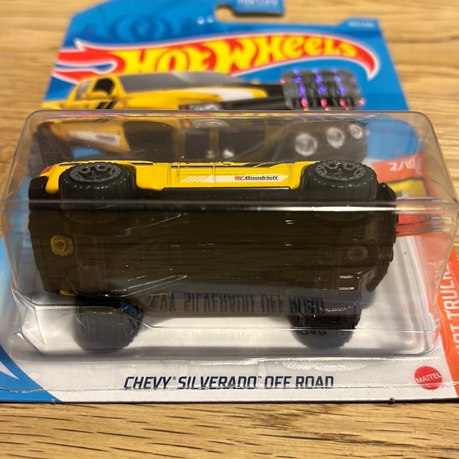 Hot Wheels Chevy Silverado Off Road 2/10