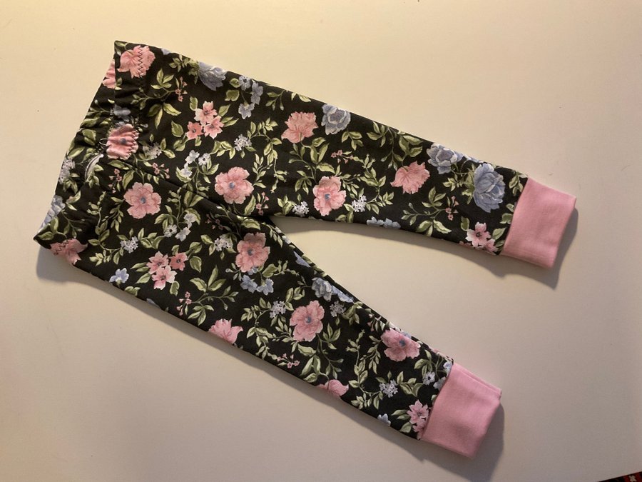 Handgjorda blommiga trikåbyxor/leggings, med benmudd, storlek 80