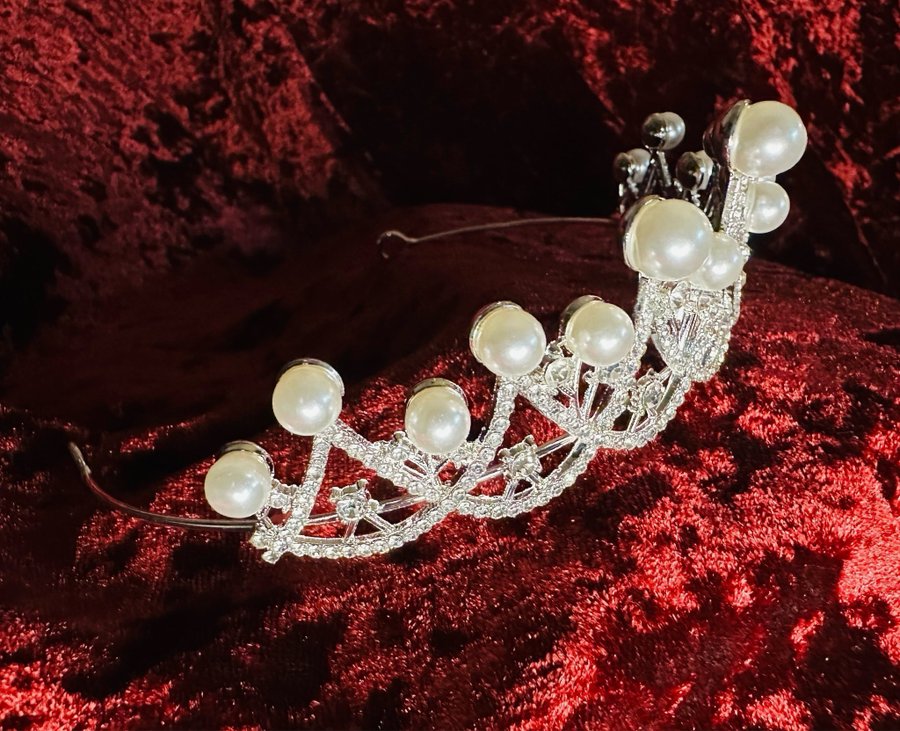 Makalös tiara med pärlor  strass Prinsessa Bröllop Krona Maskerad Halloween