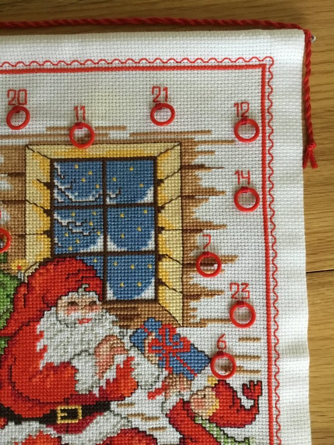 Charmig Adventskalender Julkalender - Broderad i korsstygn - Vepa Bonad Broderi