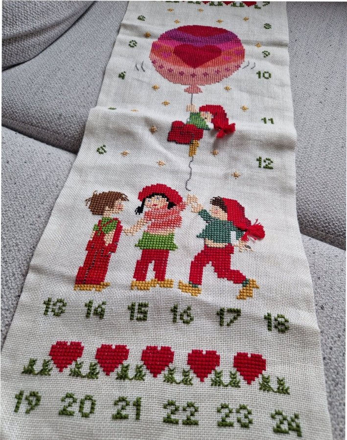 Äldre Broderad Adventskalender Hantverk Tomtar Retro Handbroderad