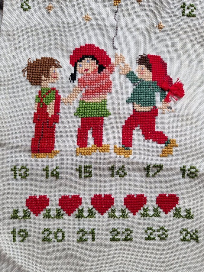 Äldre Broderad Adventskalender Hantverk Tomtar Retro Handbroderad