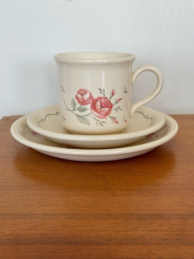 Staffordshire England Mugg med fat och assiett med rosor kopp retro vintage