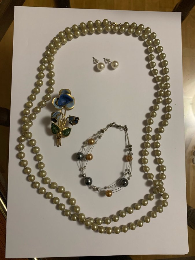 One set of Vintage Jewelries including a golden brooch