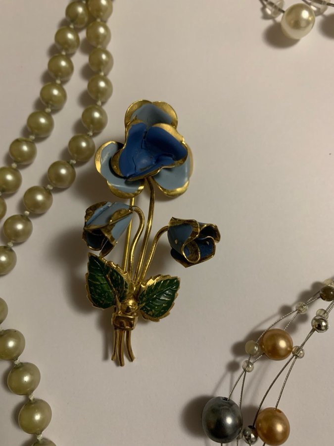 One set of Vintage Jewelries including a golden brooch