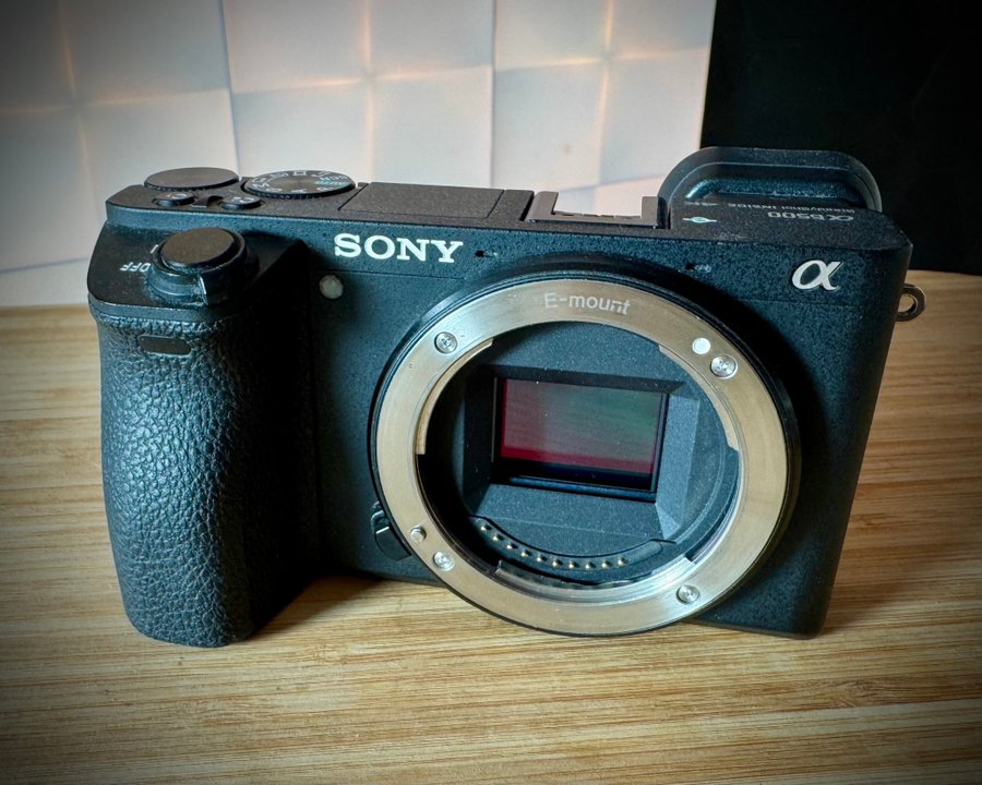 Sony A6500 med Smallrigbur och 4 batterier med laddare.