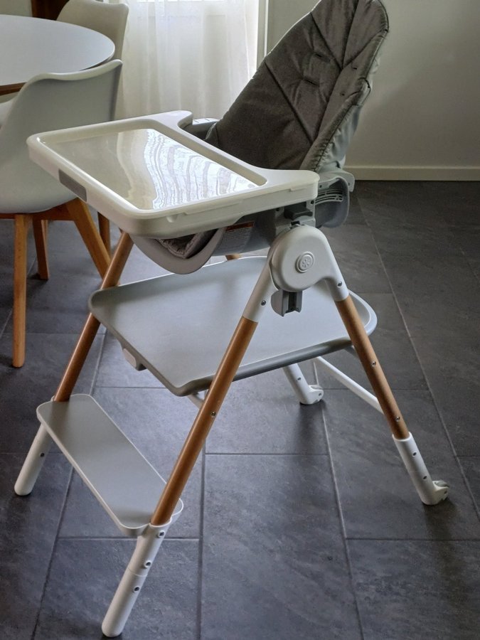 SKIP * HOP Barnstol SIT-TO-STEP high chair