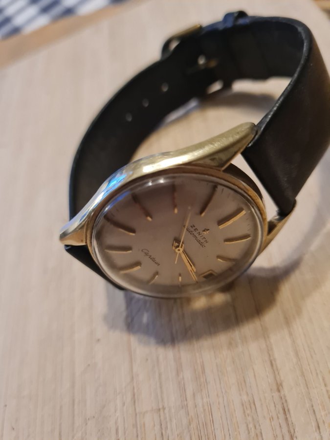 Herrklocka ZENITH Automatic Captain Guld på stål.