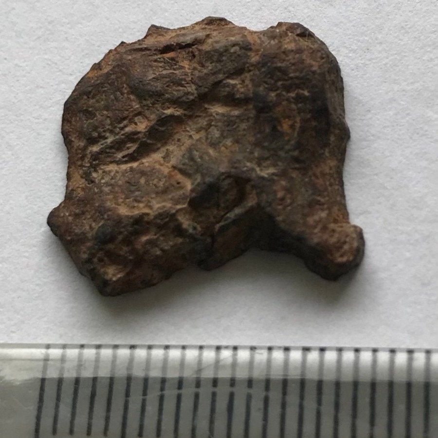 Ultra sällsynt meteorit - CB Carbonaceous - NWA 4025 - 3,10g - ändskärning