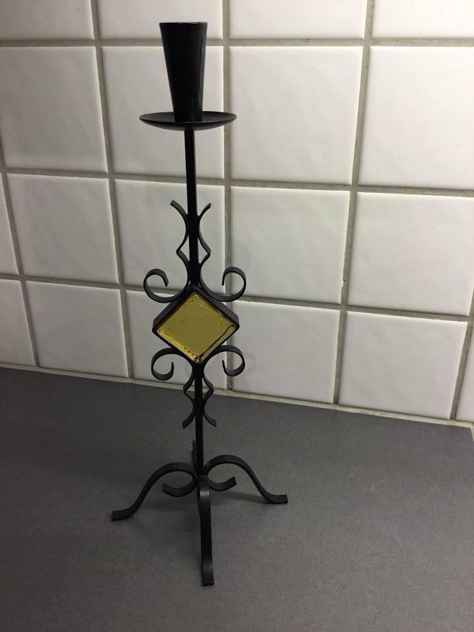 Retro ljusstake i svart metall med gult glas