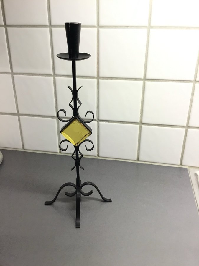 Retro ljusstake i svart metall med gult glas