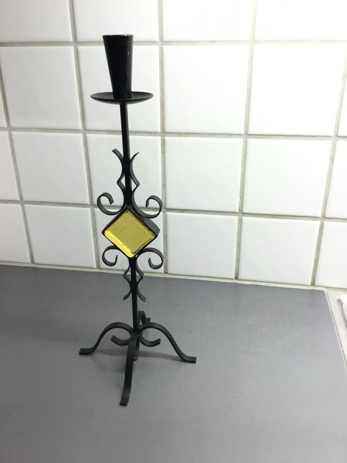 Retro ljusstake i svart metall med gult glas