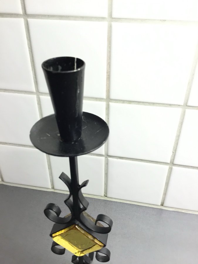 Retro ljusstake i svart metall med gult glas