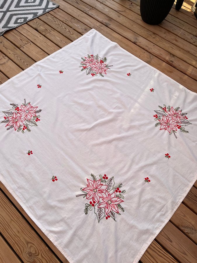 Vacker stor handbroderad julduk, 111x113cm, i mycket gott skick!