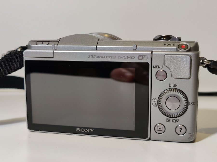 Sony Alfa A5000 (ILCE-5000) m 16-50mm objektiv