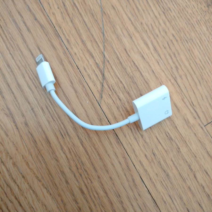 Adapter för iphone till hörlurar och laddare