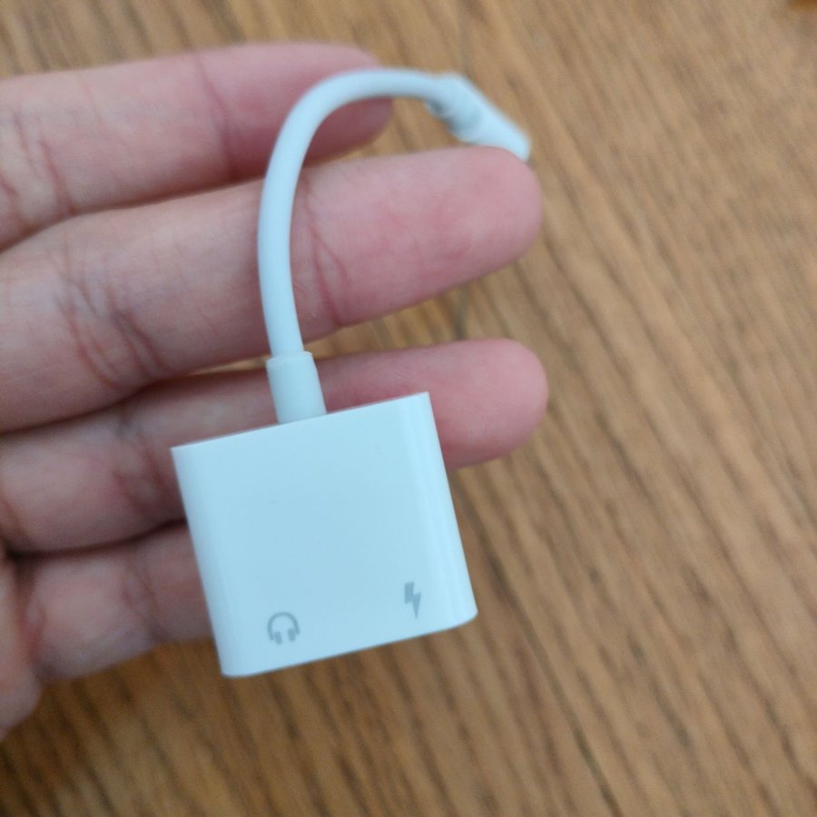 Adapter för iphone till hörlurar och laddare