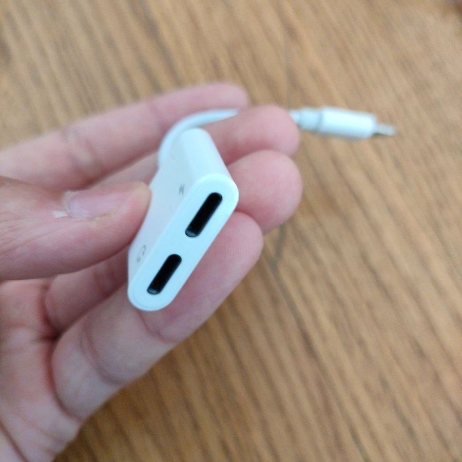 Adapter för iphone till hörlurar och laddare