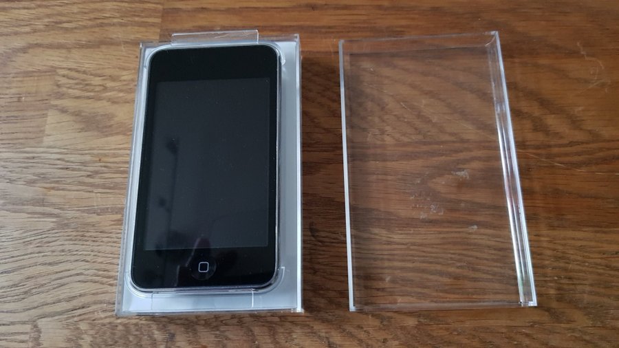 Apple iPod touch 32GB Med Original Box