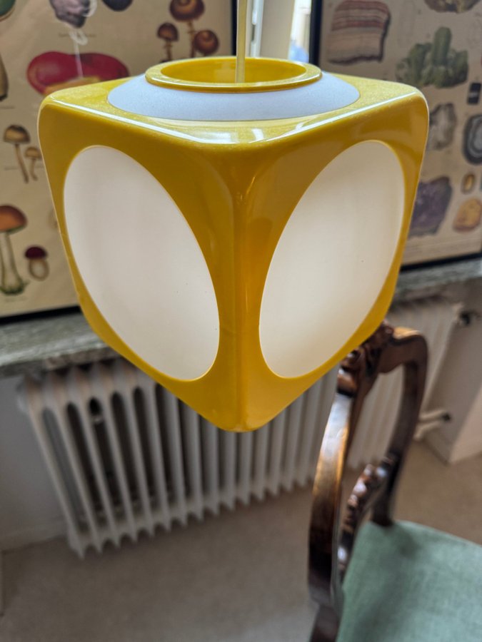 Taklampa Kuben plast 1960-tal. Gul. Retro. IKEA.