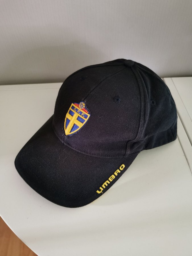 UMBRO Keps mörkblå brodyr Sverige flagga S F F