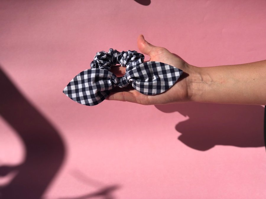 Scrunchie med rosett mörkblå och vit gingham Hårsnodd i tyg Handsydd