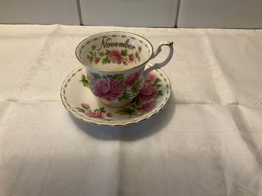 Royal Albert November Kopp  Fat