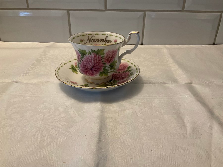 Royal Albert November Kopp  Fat