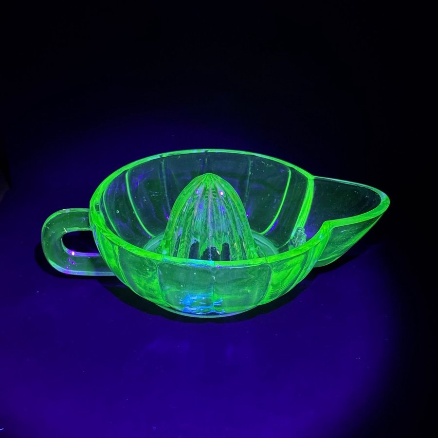 Citruspress - uranglas, uran, uranium glass,retro,vintage,antikt,grönt glas