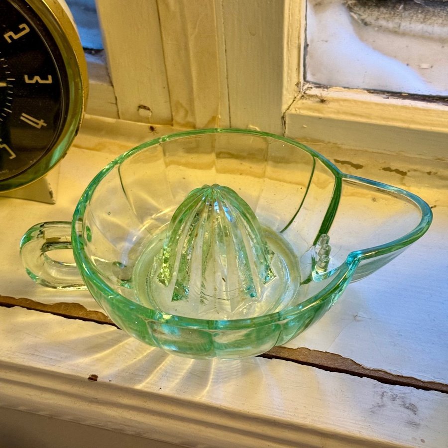 Citruspress - uranglas, uran, uranium glass,retro,vintage,antikt,grönt glas