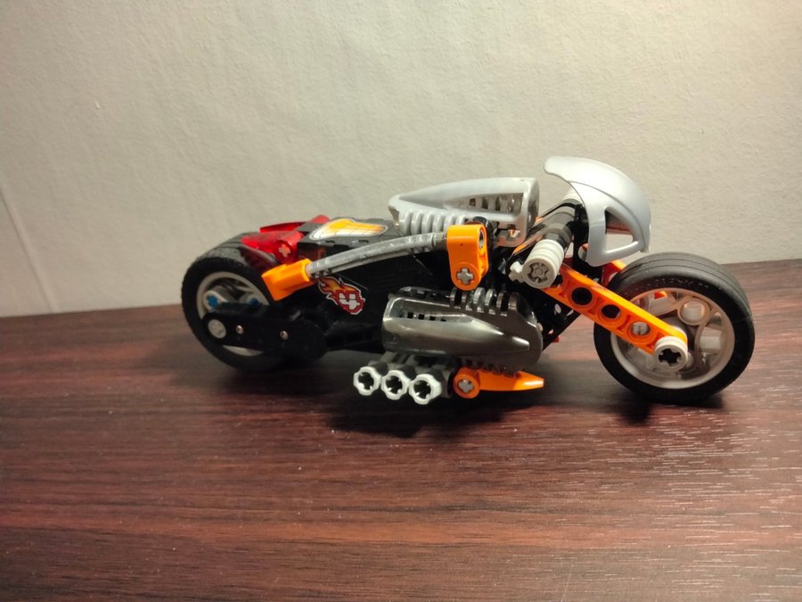 Lego Racers 8355 H.O.T. Blaster Bike