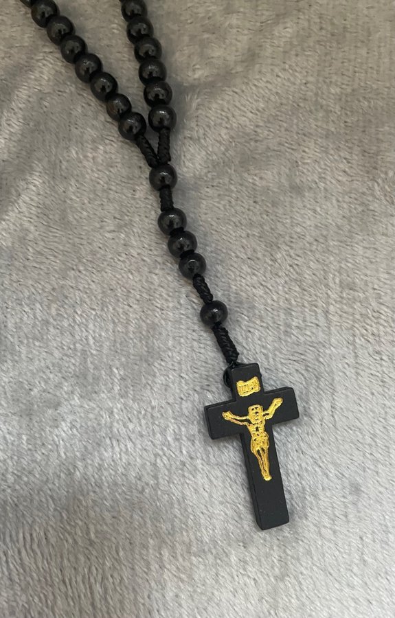 Katolsk handknuten rosenkrans/radband med svarta träkulor NYTT! kors Jesus