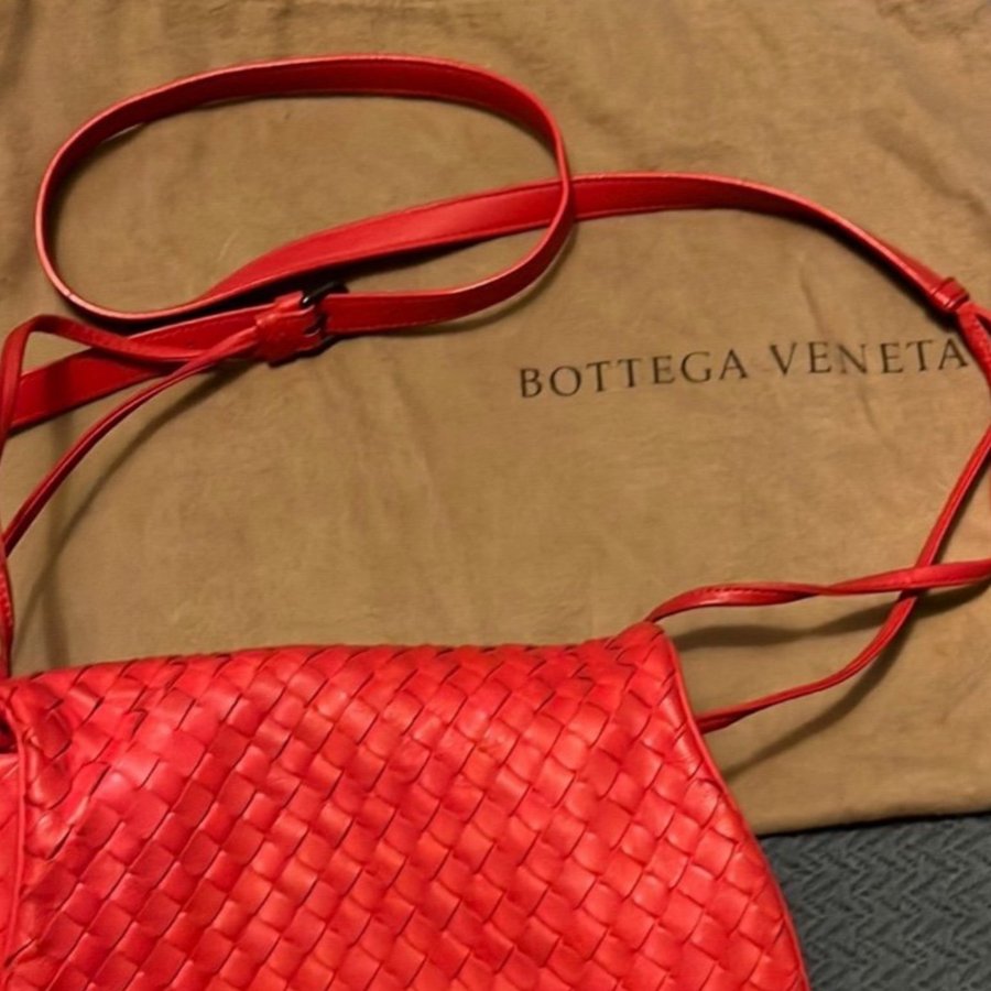 Bottega Veneta väska röd skinn med äkthetsbevis