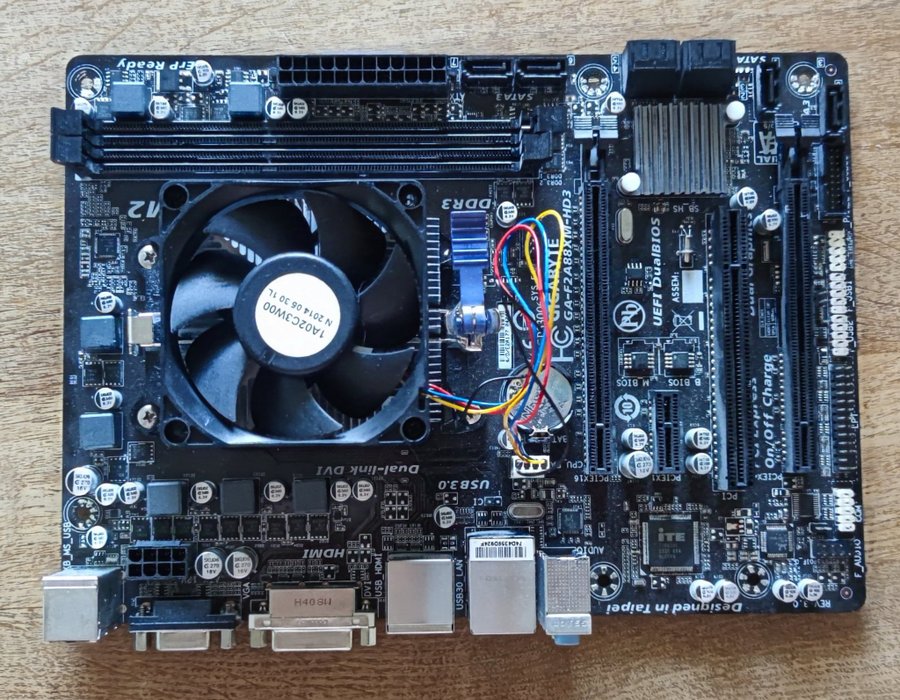 Gigabyte GA-F2A88XM-HD3 Moderkort med processor.