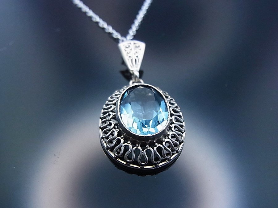 ART DECO HÄNGE MED AQUAMARINE SPINEL. 6 karat