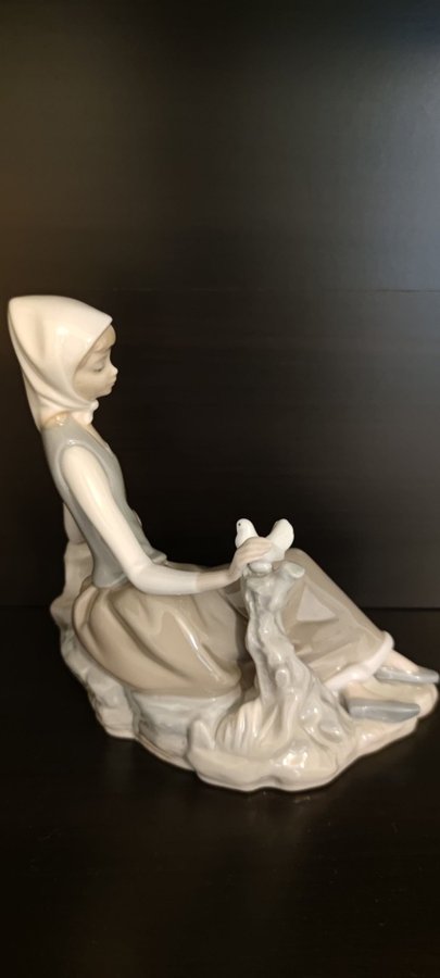 Väldigt vackert porslin figur från Lladro Spain