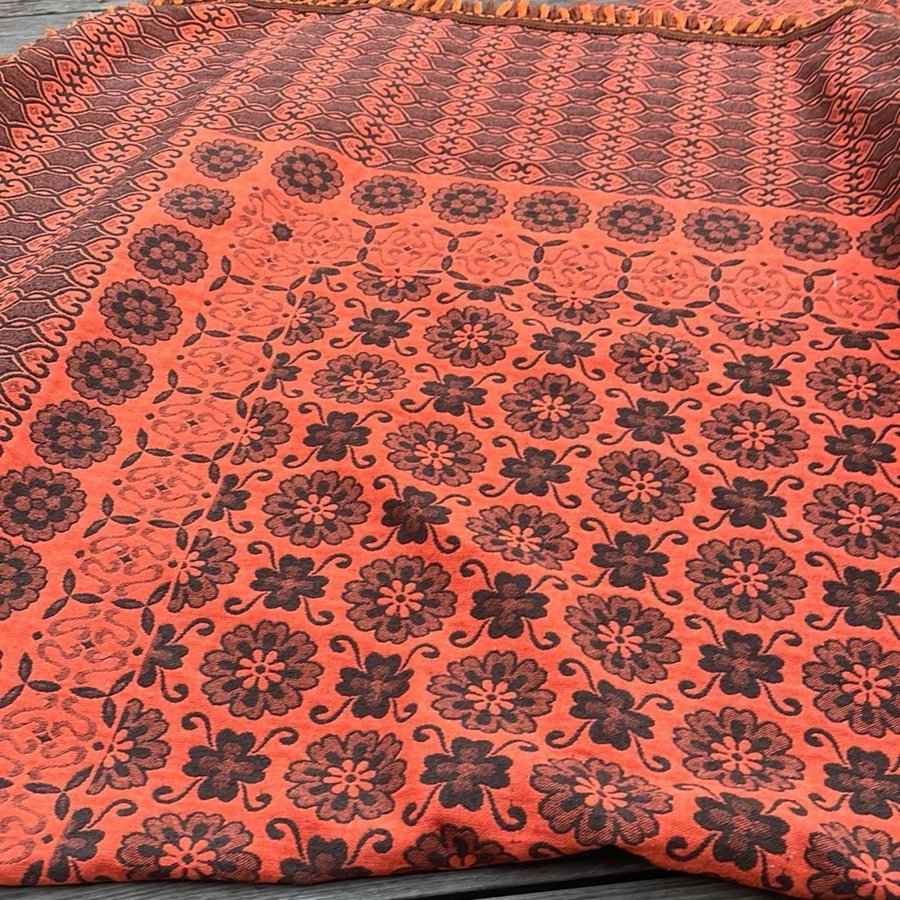 Orange och brun vintage/retro överkast till dubbelsäng med fransar