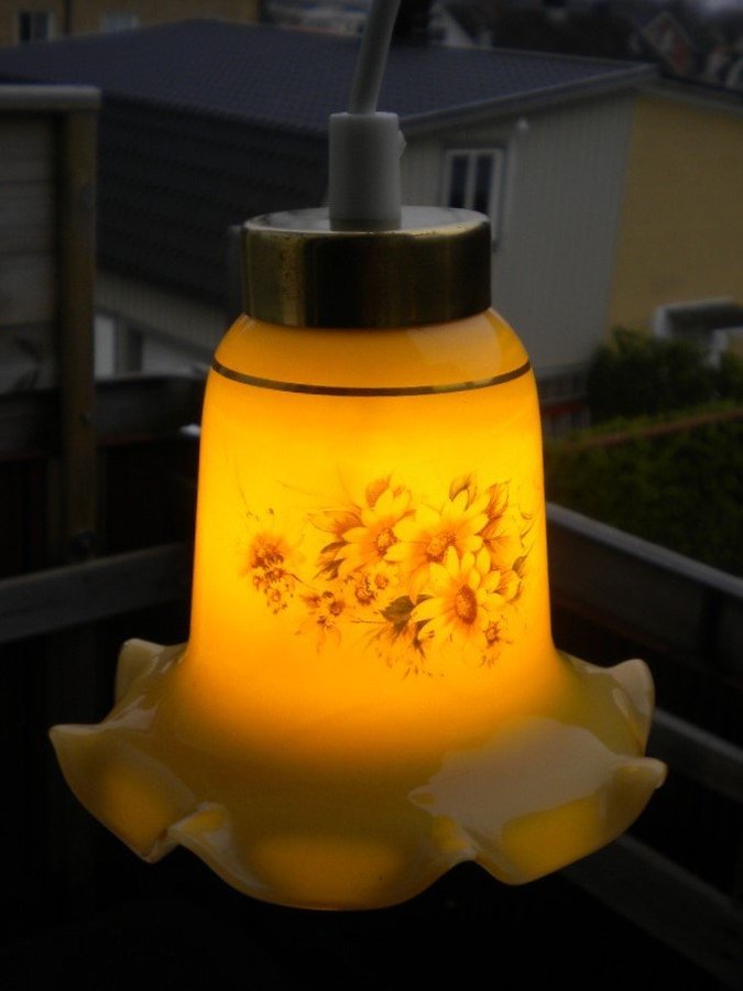 1 ST. FÖNSTERLAMPA KUPA GULT GLAS MED BLOMMOTIV