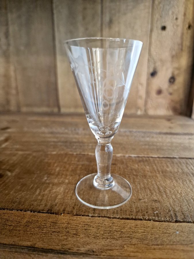 4 st. äldre Graverade glas likörglas snabs retro vintage starkvinglas