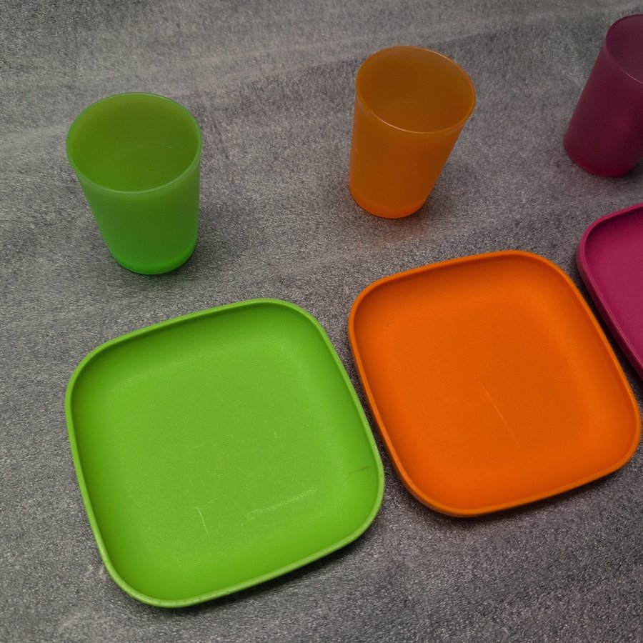 Tupperware Toys - Lekset med tallrikar och muggar