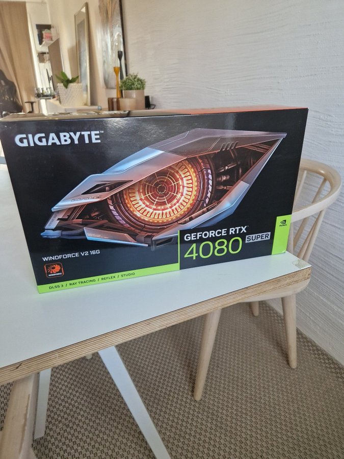 Gigabyte GeForce RTX 4080 Super Oöppnad