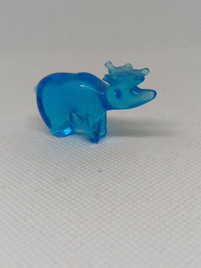 Blå glasfigur av en älg miniatyr