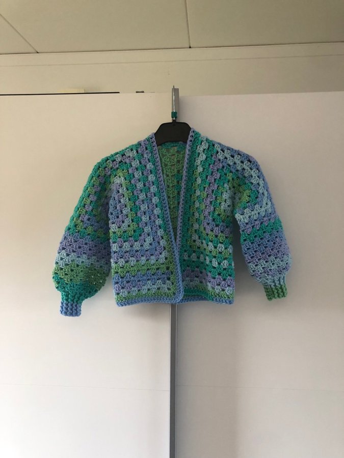 Ny handvirkad cardigan strl 2-3 år, 100% akryl