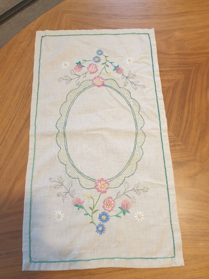 Bedårande vacker Handbroderad duk 53×29.5 cm i jugendstil