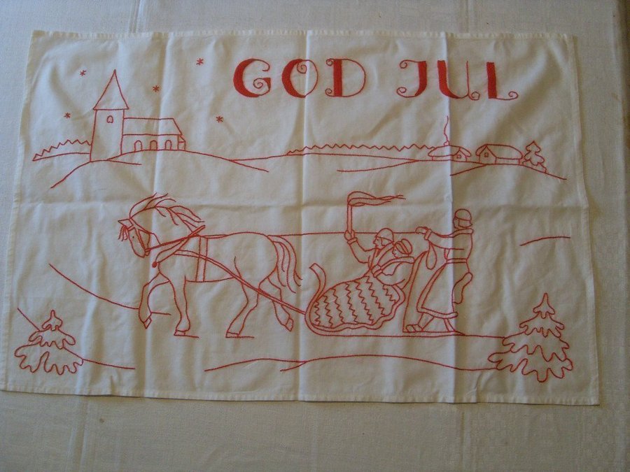 HANDBRODERAD BONAD I BOMULLSVÄV "GOD JUL" SLÄDFÄRDEN TILL KYRKAN 68 x 45 CM