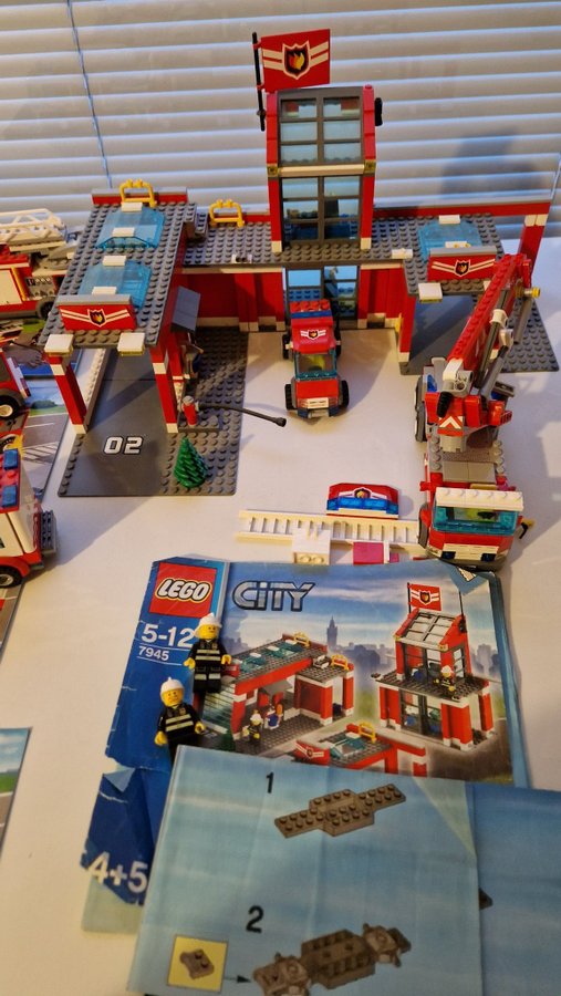 Lego City Brandstation 7945 med extra fordon 60002, 60023