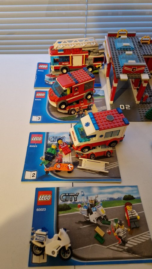 Lego City Brandstation 7945 med extra fordon 60002, 60023