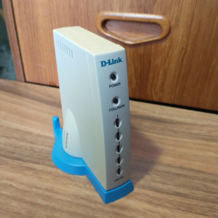 Retro D-Link DE-805TP 10Mbps Ethernet Mini Hub 5-Port ?