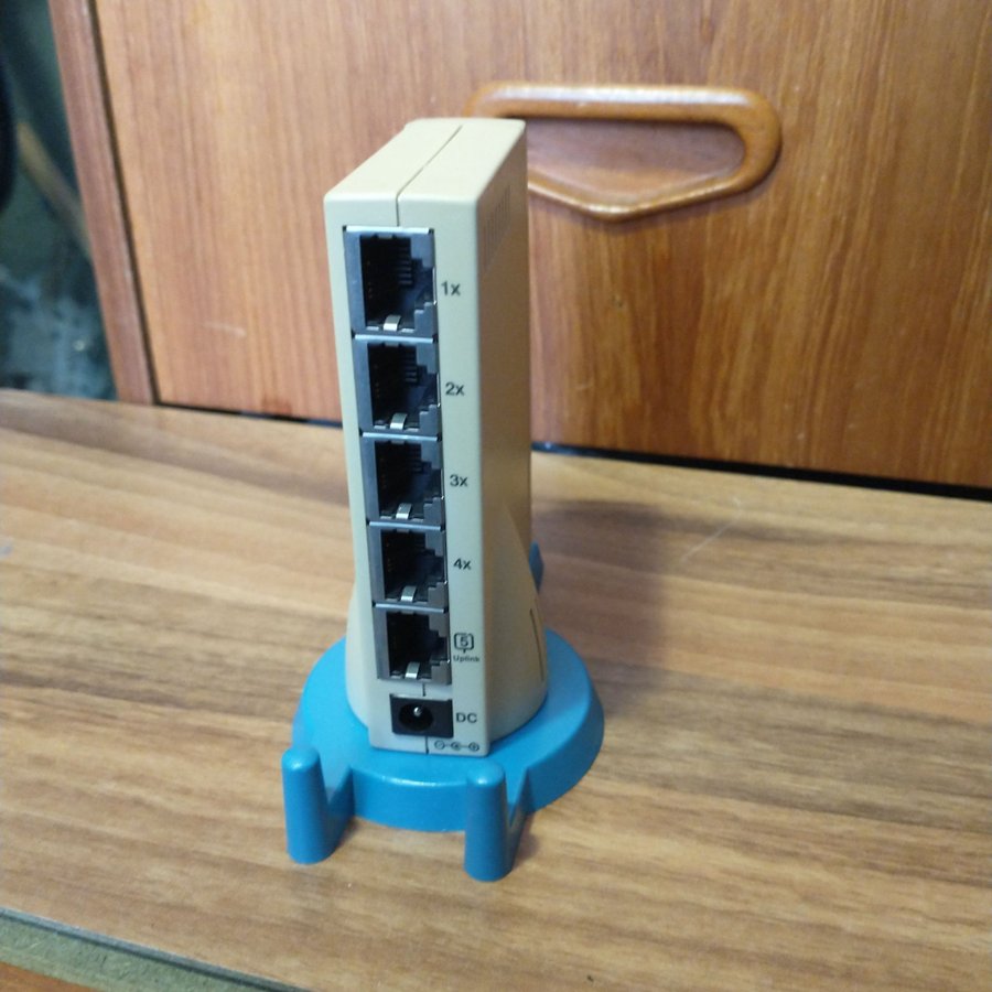 Retro D-Link DE-805TP 10Mbps Ethernet Mini Hub 5-Port ?